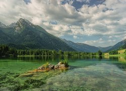 Widok znad jeziora Hintersee na Alpy