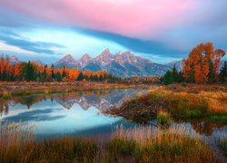 Jesień, Góry, Rzeka, Snake River, Pożółkłe, Drzewa, Trawa, Chmury, Park Narodowy Grand Teton, Stan Wyoming, Stany Zjednoczone
