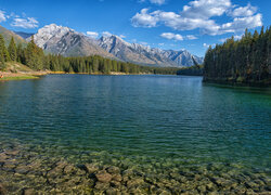 Widok znad jeziora Johnson Lake na góry Fairholme Range