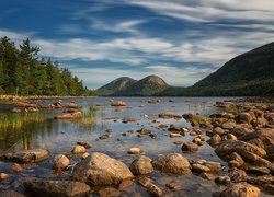 Widok znad jeziora Jordan Pond na góry Bubble Mountains