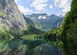 Widok znad jeziora Konigssee na góry