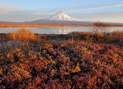 Widok znad jeziora Kronockiego na stratowulkan Kronocka Sopka