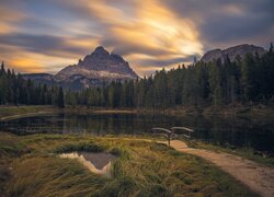 Widok znad jeziora Lago Antorno na chmury nad Dolomitami