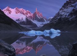 Widok znad jeziora Laguna Torre na ośnieżone góry