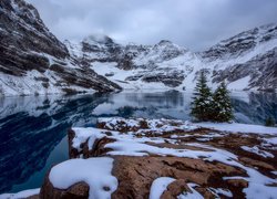 Zima, Śnieg, Góry, Canadian Rockies, Jezioro, Lake McArthur, Odbicie, Kamienie, Drzewa, Chmury, Park Narodowy Yoho, Kolumbia Brytyjska, Kanada