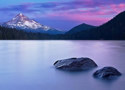 Widok znad jeziora Lost Lake na stratowulkan Mount Hood