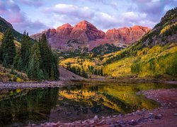 Góry Skaliste, Szczyty, Maroon Bells, Jezioro, Maroon Lake, Odbicie, Drzewa, Kolorado, Stany Zjednoczone