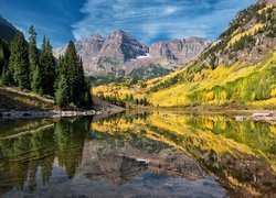 Widok znad jeziora Maroon Lake na Góry Skaliste