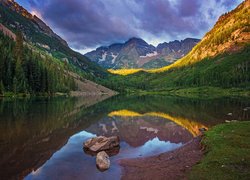 Stany Zjednoczone, Stan Kolorado, Góry Skaliste, Szczyty Maroon Bells, Jezioro Maroon Lake, Las, Kamienie, Roślinność, Odbicie