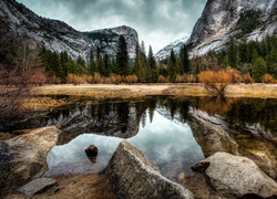 Widok znad jeziora Mirror Lake na szczyt Half Dome