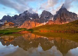 Widok znad jeziora na schronisko Baita Segantini i Dolomity