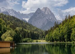 Widok znad jeziora na skalistą górę