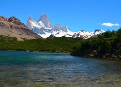 Widok znad jeziora na szczyt Fitz Roy