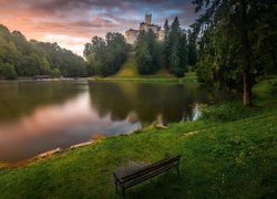 Widok znad jeziora na zamek Trakoscan w Chorwacji