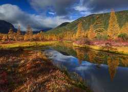 Jesień, Wzgórza, Góry Kołymskie, Jezioro Nevidimka, Drzewa, Roślinność, Odbicie, Chmury, Kołyma, Rosja