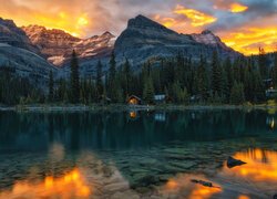 Góry, Canadian Rocky Mountains, Jezioro, Lake OHara, Park Narodowy Yoho, Domy, Las, Drzewa, Niebo, Chmury, Odbicie, Zachód Słońca, Alberta, Kanada