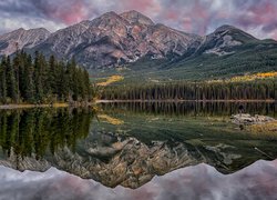 Kanada, Alberta, Park Narodowy Jasper, Góry, Pyramid Peak, Jezioro, Pyramid Lake, Drzewa, Odbicie