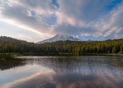 Góra, Stratowulkan, Mount Rainier, Jezioro, Reflection Lake, Chmury, Park Narodowy Mount Rainier, Drzewa, Stan Waszyngton, Stany Zjednoczone