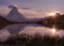 Widok znad jeziora Riffelsee na górę Matterhorn w Szwajcarii