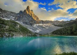 Widok znad jeziora Sorapiss na górę Sorapiss we Włoszech