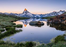 Góry Alpy, Szczyt Matterhorn, Jezioro Stellisee, Kamienie, Kanton Valais, Szwajcaria