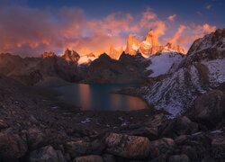 Park Narodowy Los Glaciares, Argentyna, Patagonia, Góry, Szczyt Fitz Roy, Jezioro Sucia, Kamienie, Chmury