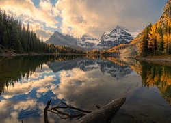 Jezioro, Sunburst Lake, Góry, Canadian Rockies, Par prowincjonalny Mount Assiniboine, Drzewa, Jesień, Kolumbia Brytyjska, Kanada