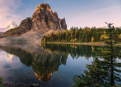 Kanada, Prowincja Alberta, Jezioro Sunburst, Góry, Mount Assiniboine, Lasy, Drzewa, Wschód słońca