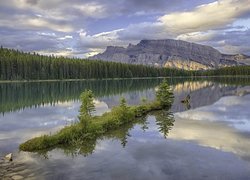 Góry, Mount Rundle, Jezioro Two Jack Lake, Park Narodowy Banff, Prowincja Alberta, Kanada, Odbicie, Drzewa, Świerki