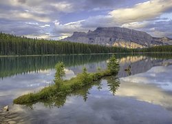 Widok znad jeziora Two Jack Lake na Mount Rundle