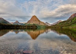 Widok znad jeziora Two Medicine Lake na górę Sinopah