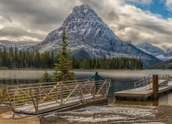 Widok znad jeziora Two Medicine na góry w Parku Narodowym Glacier