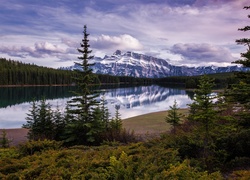 Widok znad jeziora Vermilion na szczyt Mount Rundle w Parku Narodowym Banff