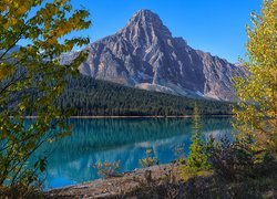 Widok znad jeziora Waterfowl Lake na górę Mount Chephren