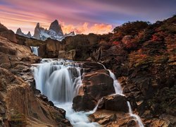 Widok znad kamienistej rzeki na górę Fitz Roy w Patagonii