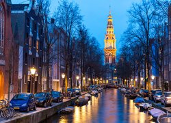 Widok znad kanału na wieżę kościoła Zuiderkerk w Amsterdamie