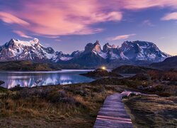 Góry, Ośnieżone, Jezioro, Roślinność, Kładka, Chmury, Park Narodowy Torres del Paine, Patagonia, Chile