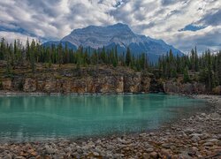 Widok znad rzeki Athabasca na góry w Parku Narodowym Jasper