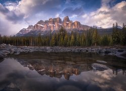 Park Narodowy Banff, Góry, Góra Castle Mountain, Kamienie, Rzeka, Bow River, Kamienie, Drzewa, Chmury, Alberta, Kanada