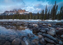 Widok znad rzeki Bow River na górę Castle Mountains