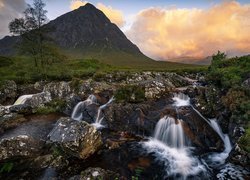 Góra, Szczyt Buachaille Etive Mor, Rzeka, River Coupall, Kamienie, Roślinność, Chmury, Region Highland, Szkocja