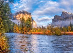 Stany Zjednoczone, Kalifornia, Park Narodowy Yosemite, Góry Sierra Nevada, Wodospad, Rzeka, Merced River, Drzewa, Jesień, Chmury