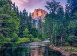 Widok znad rzeki Merced River na górę Half Dome