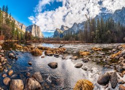 Stany Zjednoczone, Kalifornia, Park Narodowy Yosemite, Góry, Sierra Nevada, Rzeka, Merced River, Kamienie, Drzewa, Chmury