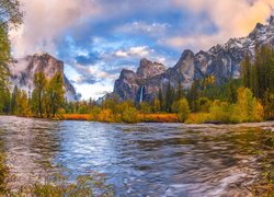 Widok znad rzeki Merced River na jesienne drzewa i góry Sierra Nevada