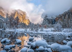 Widok znad rzeki Merced River na ośnieżone drzewa i szczyt El Capitan