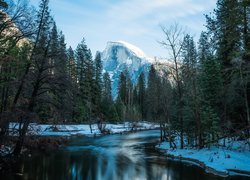 Widok znad rzeki Merced River na ośnieżony szczyt Half Dome