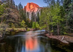 Park Narodowy Yosemite, Góry, Szczyt Half Dome, Rzeka, Merced River, Drzewa, Las, Kalifornia, Stany Zjednoczone