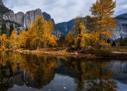 Stany Zjednoczone, Kalifornia, Park Narodowy Yosemite, Wodospad, Upper Yosemite Falls, Rzeka, Merced River, Pożółkłe, Drzewa, Góry, Jesień