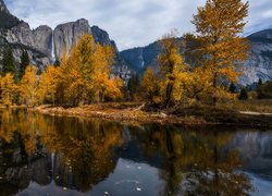 Widok znad rzeki Merced River na wodospad Upper Yosemite Falls